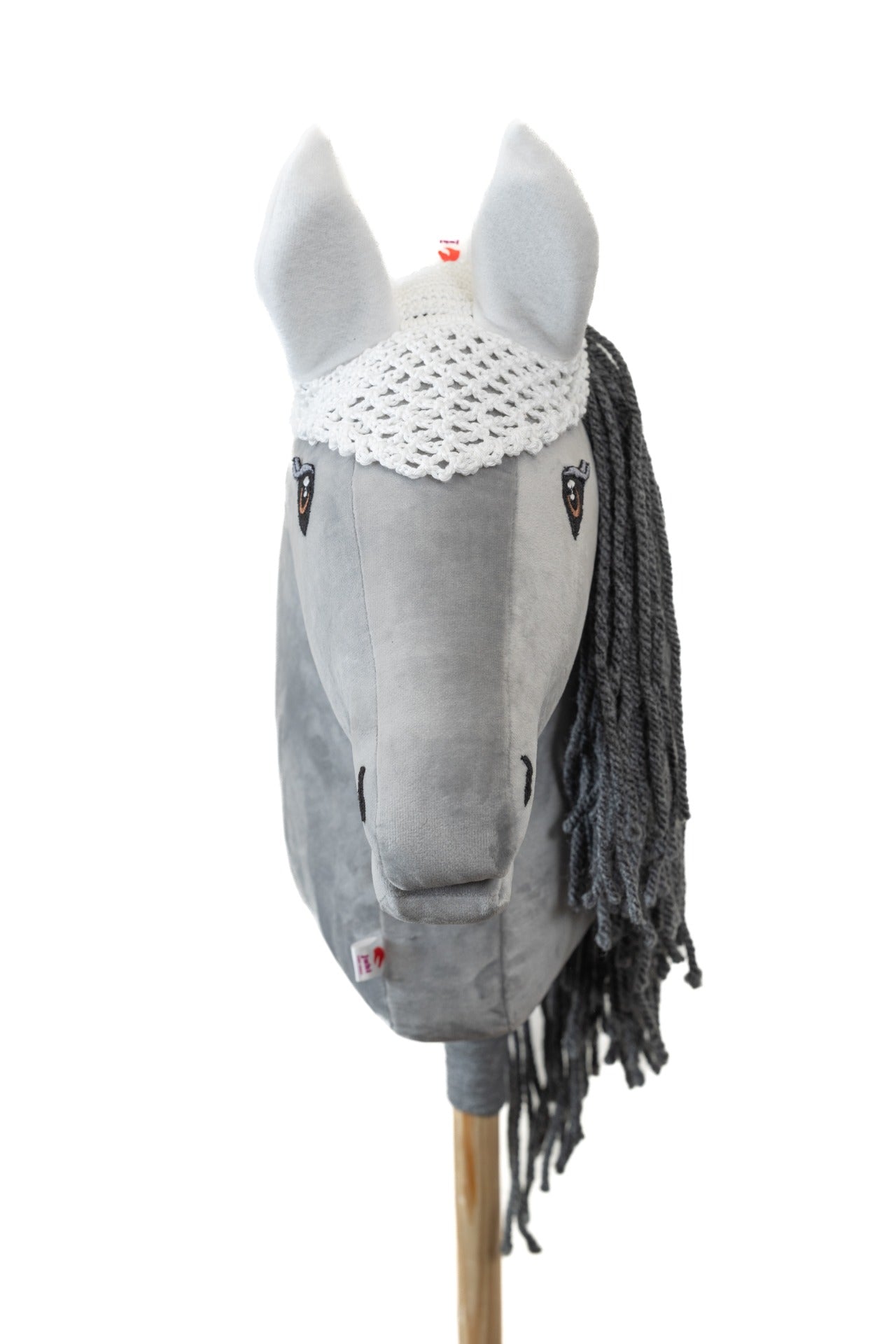 Ručně háčkovaná bílá čabraka pro hobby horse.