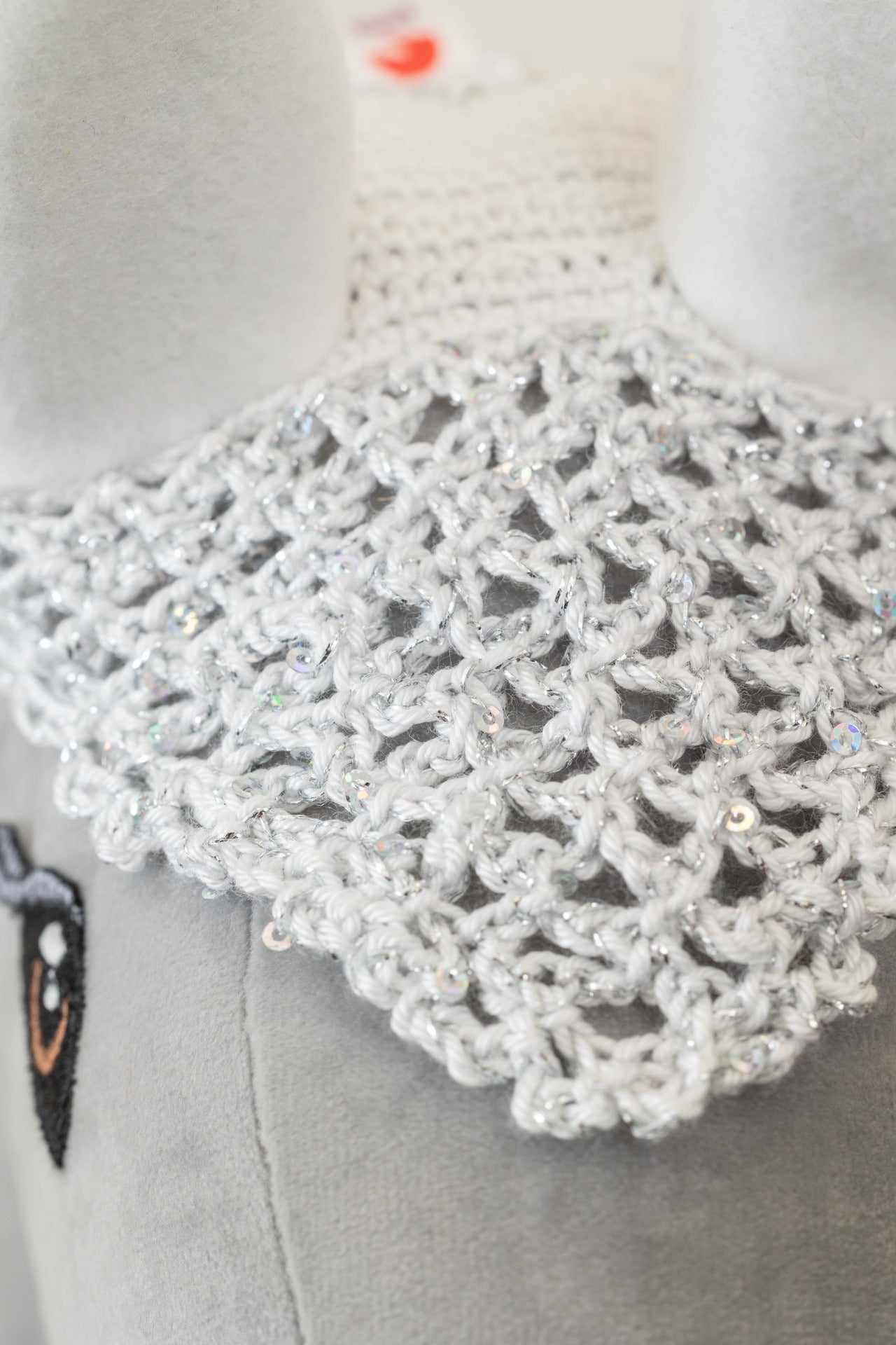 Ručně háčkovaná bílostříbrná čabraka pro hobby horse.