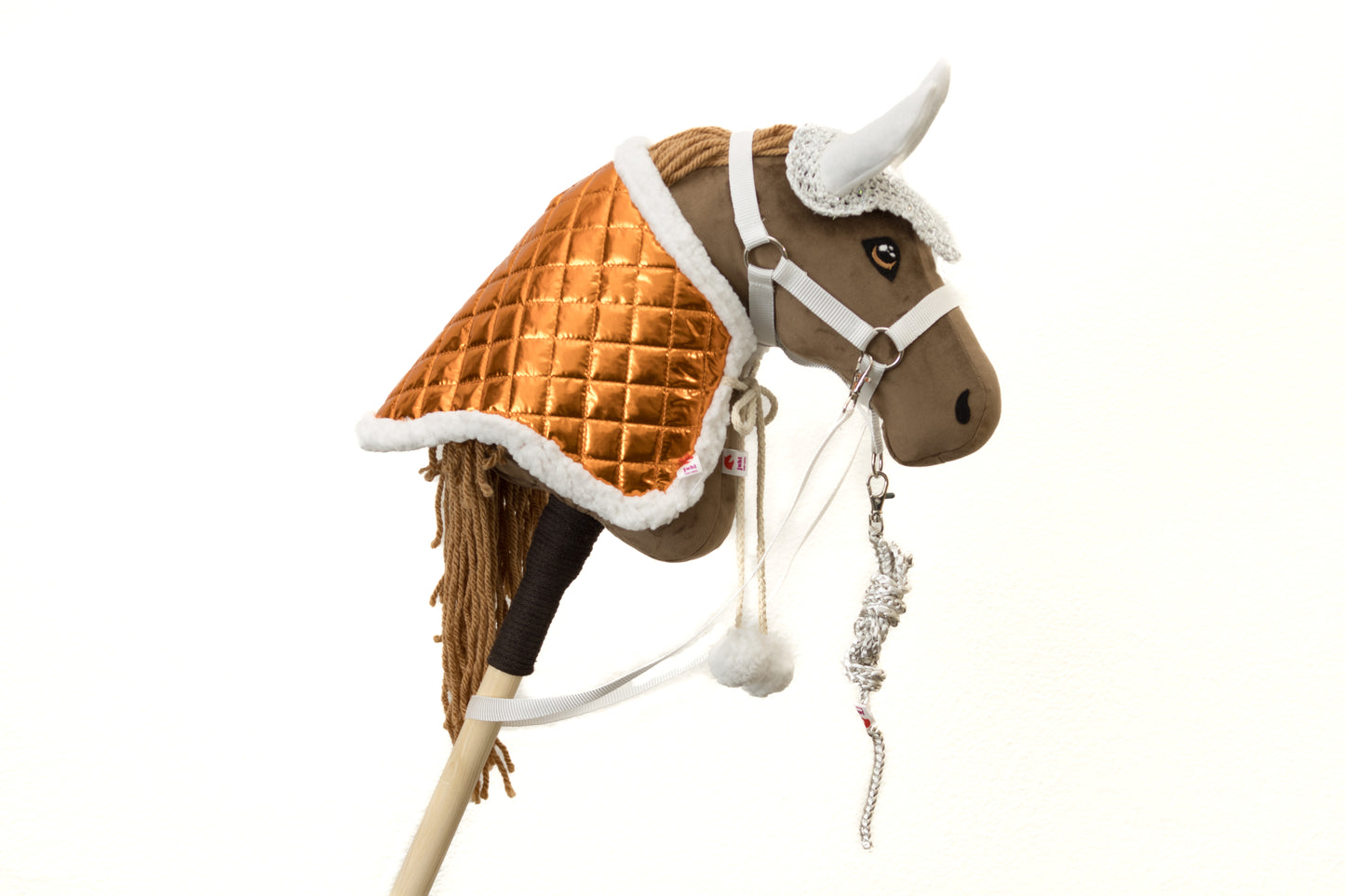 Kompletní výhodný set pro hobbyhorsing: oranžová dečka, čabraka, ohlávka s otěží a vodítko.