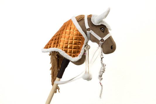 Kompletní výhodný set pro hobbyhorsing: oranžová dečka, čabraka, ohlávka s otěží a vodítko.