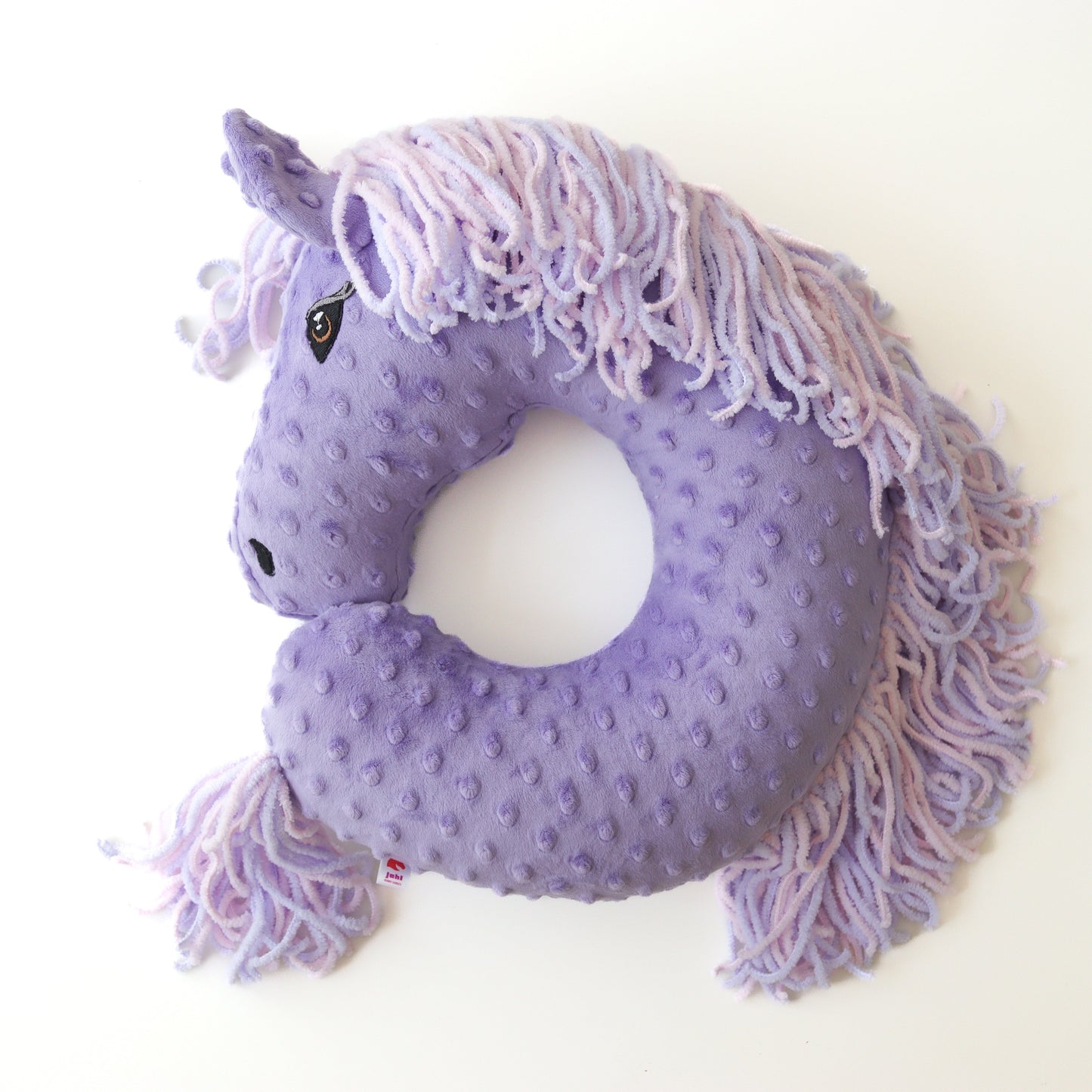 Lila cestovní polštářek (nákrčník) ve tvaru spícího koně pro pohodlné cestování.