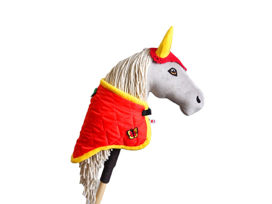 Výhodný duo set pro hobby horse, obsahující sladěnou čabraku a dečku v červené barvě.