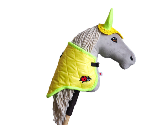 Výhodný duo set pro hobby horse, obsahující sladěnou čabraku a dečku ve žluté barvě.