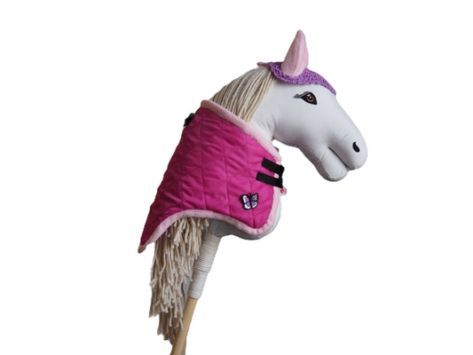 Výhodný duo set pro hobby horse, obsahující sladěnou čabraku a dečku ve fuchsiové barvě.