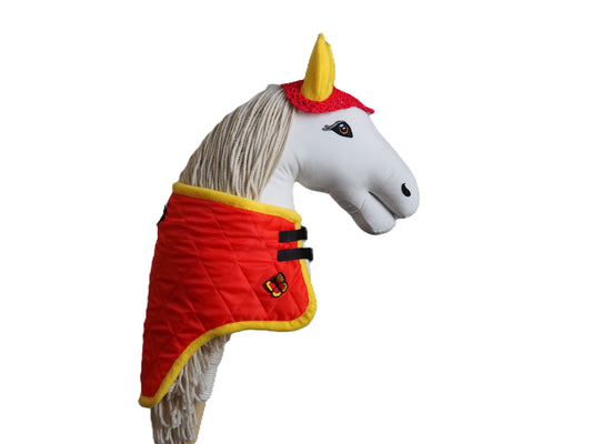 Výhodný duo set pro hobby horse, obsahující sladěnou čabraku a dečku v červené barvě.