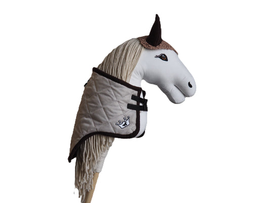 Výhodný duo set pro hobby horse, obsahující sladěnou čabraku a dečku v krémové barvě.