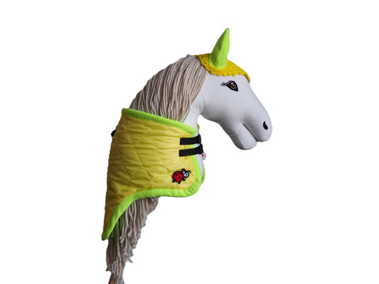Výhodný duo set pro hobby horse, obsahující sladěnou čabraku a dečku ve žluté barvě.