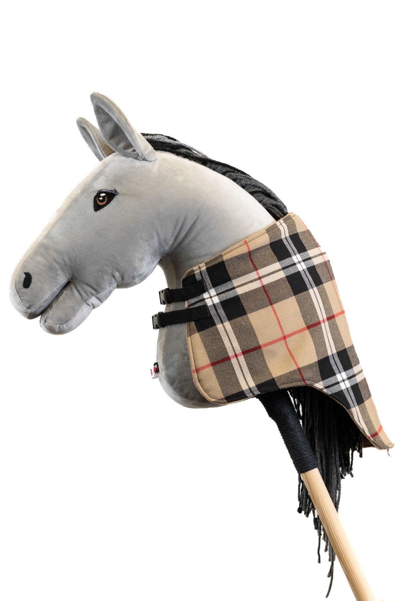 Károvaná dečka pro hobby horse nasazená na koníkovi, ručně šitý doplněk pro hobbyhorsing.