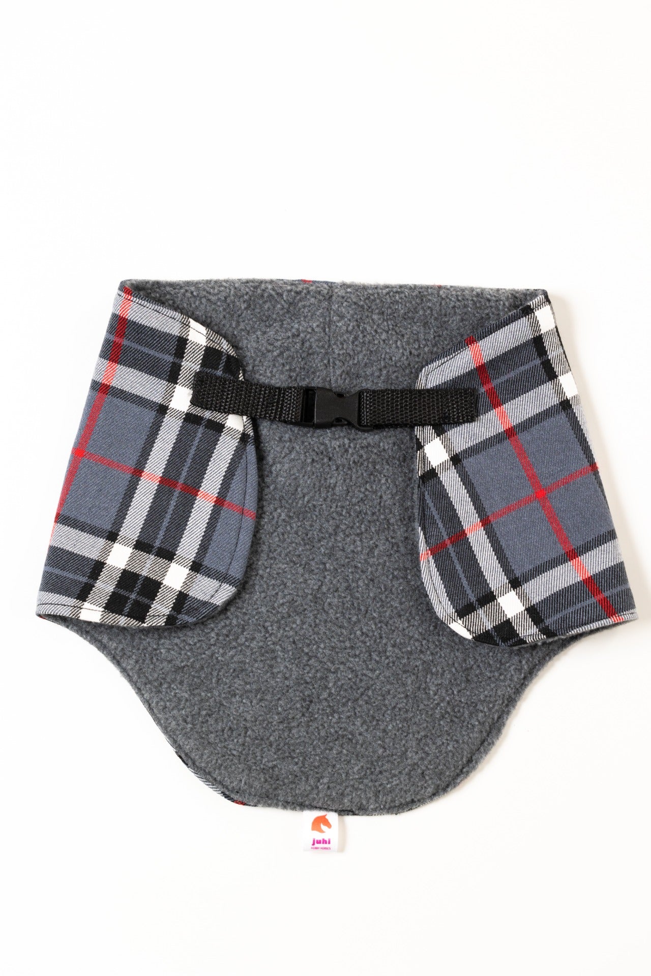 Detail prošívání a materiálu na šedé kárované dečce pro hobby horse od značky JUHI.