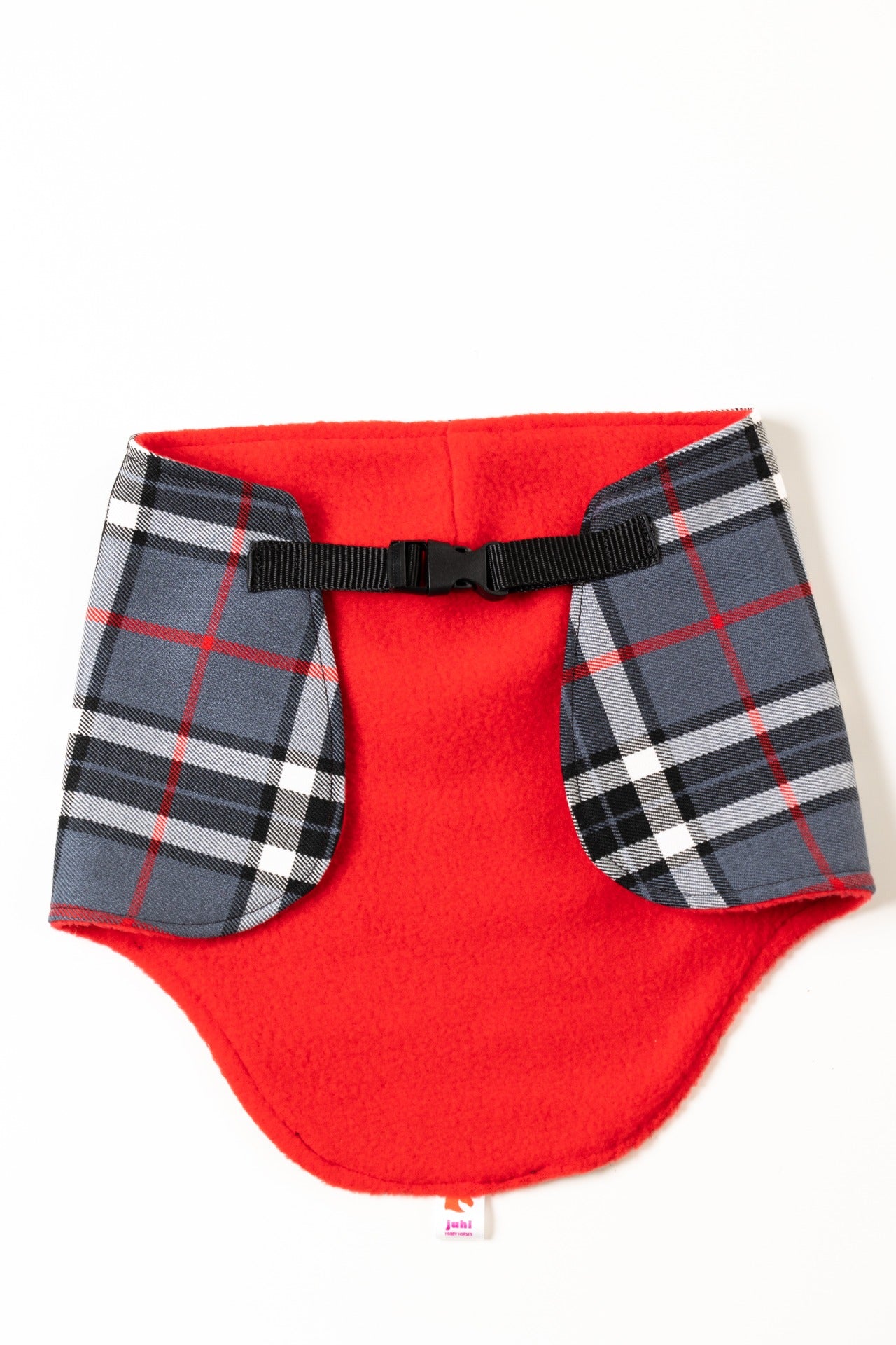 Detail prošívání a materiálu na béžovo-červené kárované dečce pro hobby horse od značky JUHI.