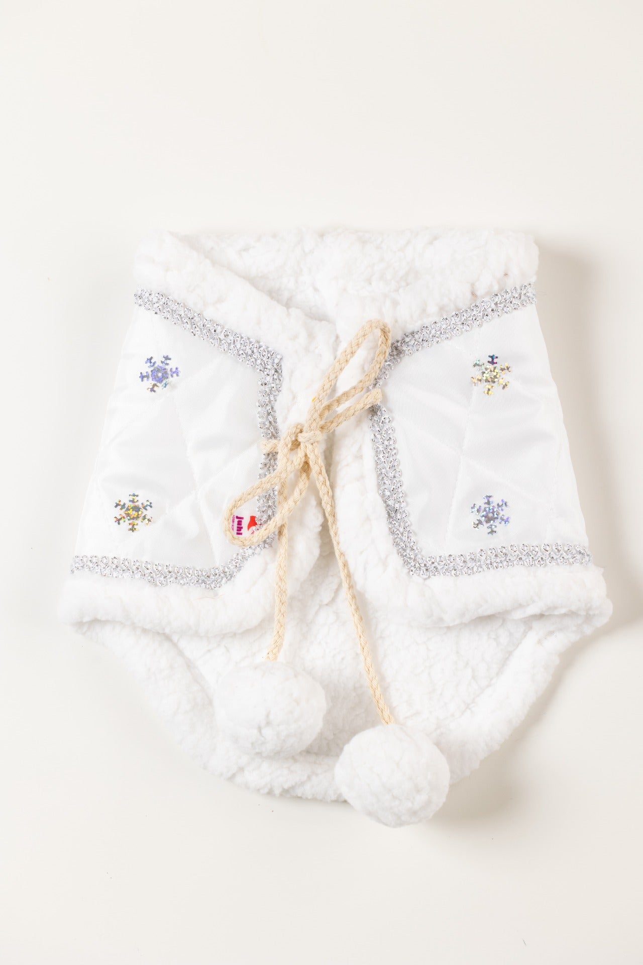 Bílá vánoční dečka pro hobby horse s bílým beránkem a motivem sněhových vloček.