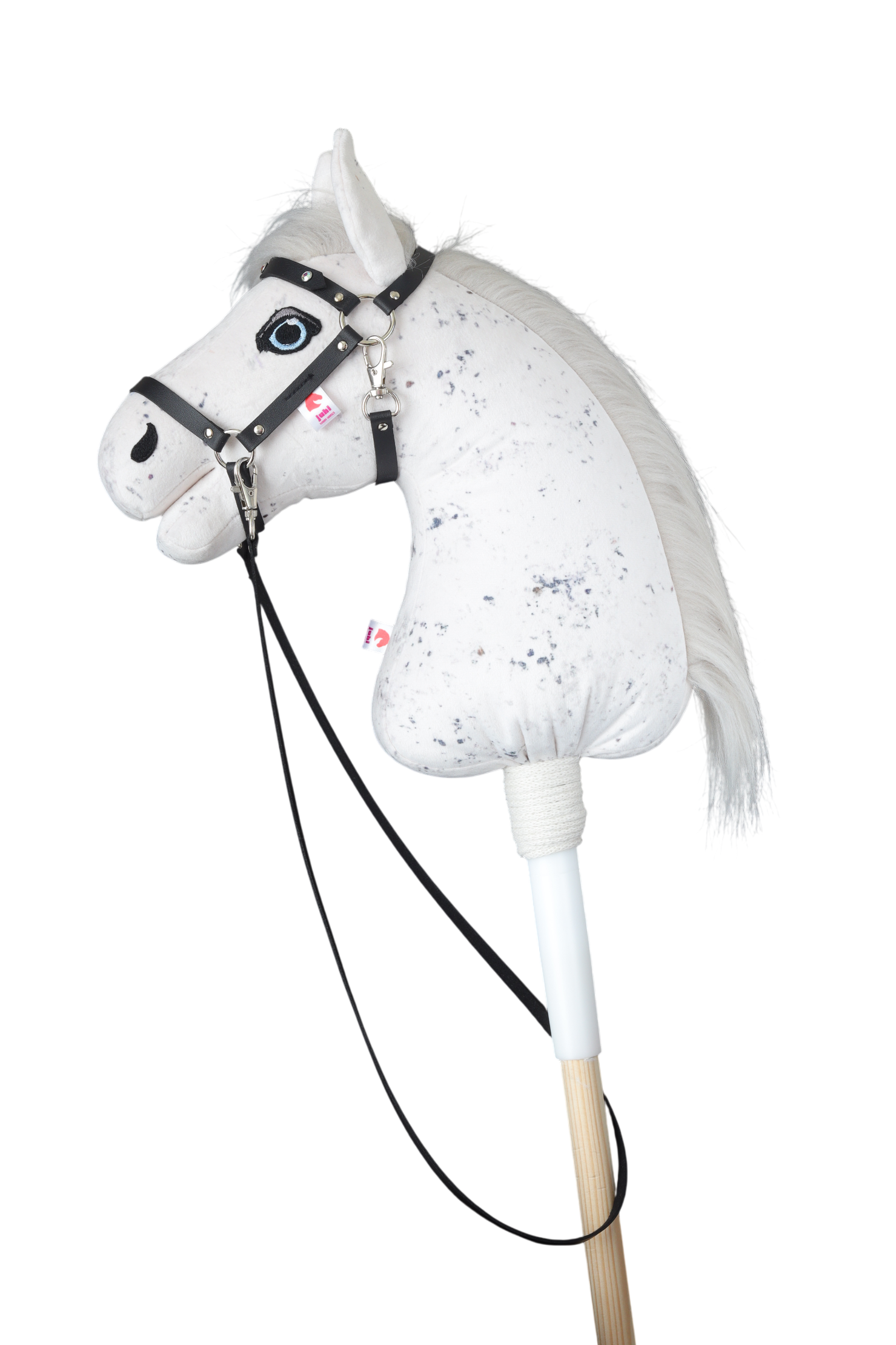 Hobbyhorse s černou ohlávkou s ozdobnými nýty.
