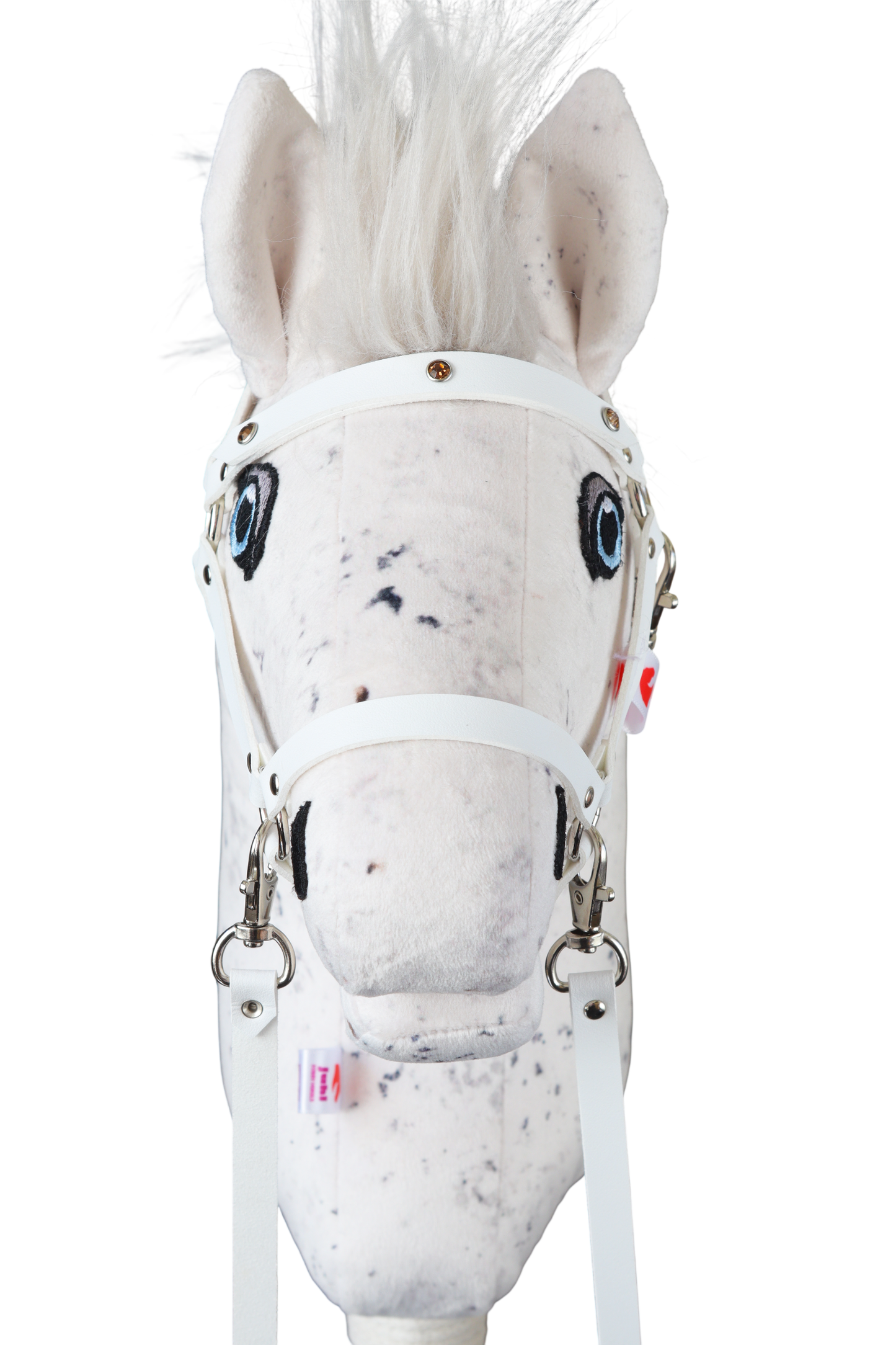 Bližší detail na hobbyhorse s bílou ohlávkou s ozdobnými nýty.