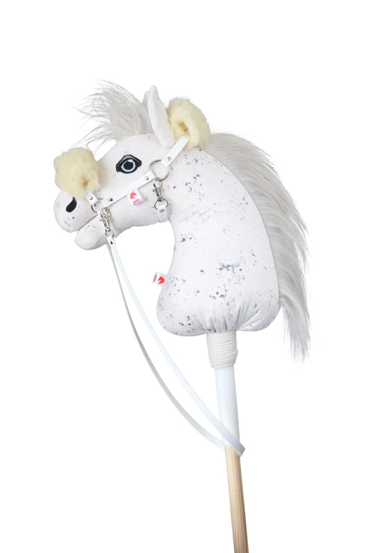 Hobbyhorse s bílou ohlávkou z eco kůže s beránkem.