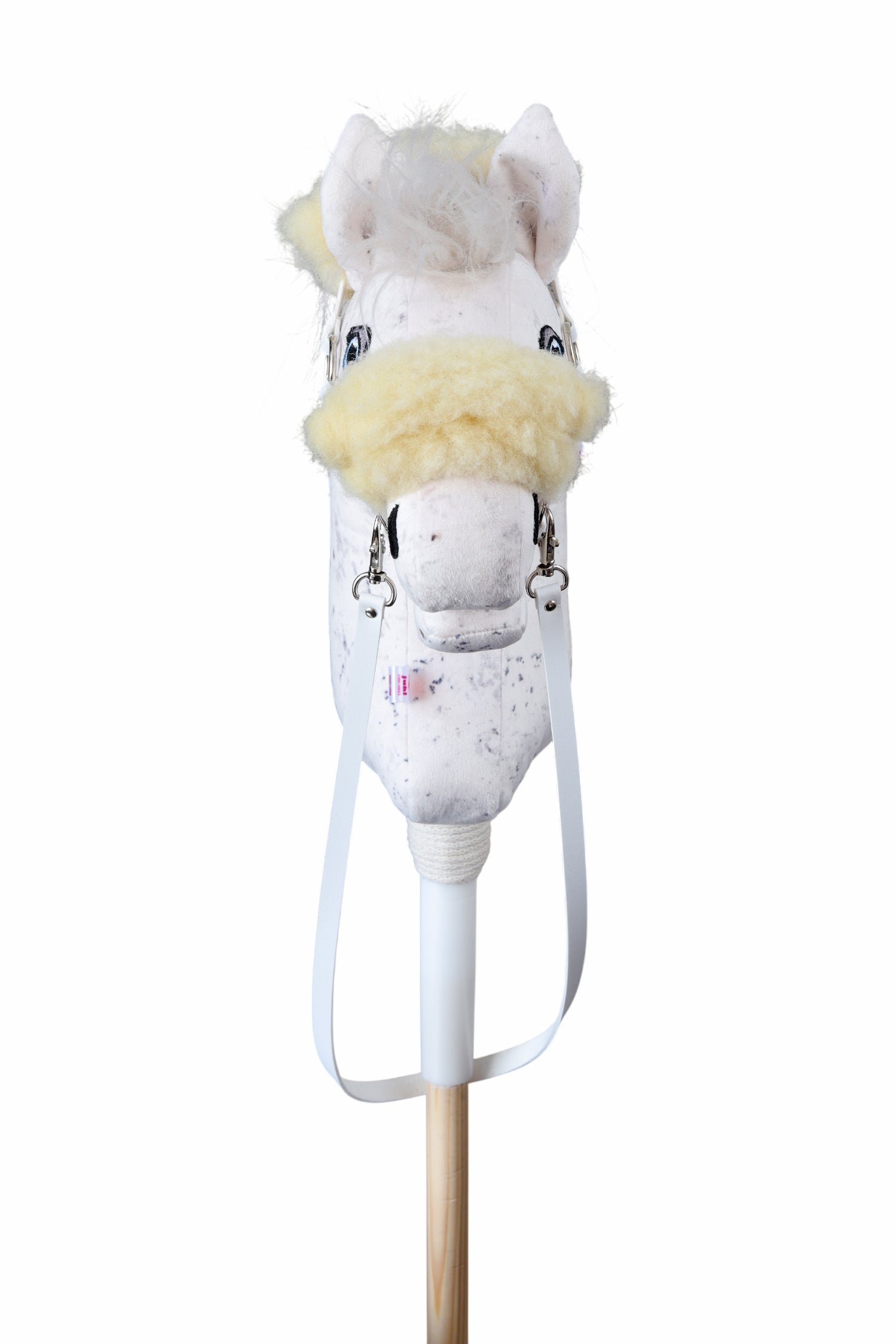Hobbyhorse s bílou ohlávkou z eco kůže s beránkem. Pohled zepředu.