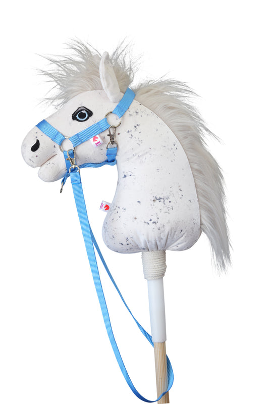 Hobbyhorse s modrou ohlávkou a otěží z polypropylenu.